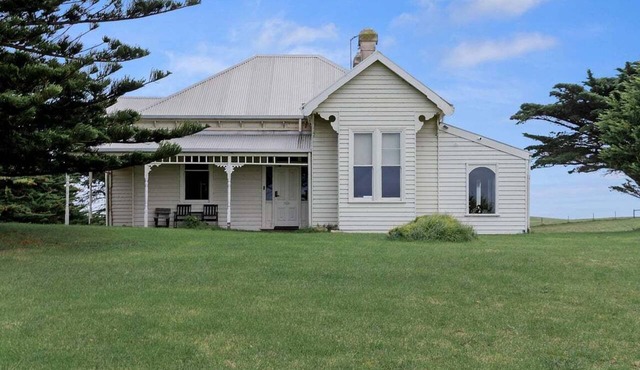 Cork Hill Retreat - Charming & Historic with Natural Beauty
