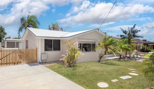 Cosy three bedroom house with swimming pool