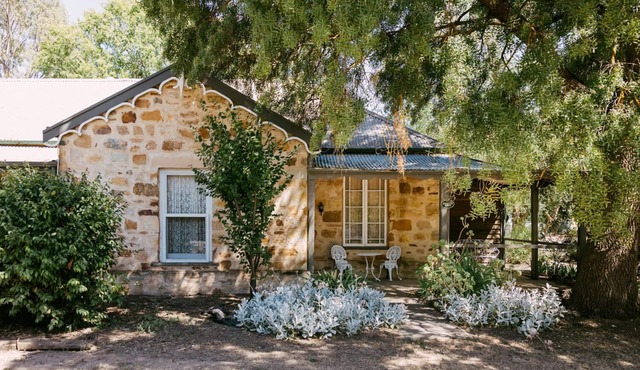 Couples Getaway. Spa Log Fire 2 Wineries and a Pub! Mintaro Hideaway Jollys Rest