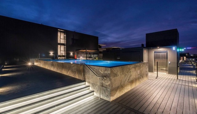 Cozy 2BR-2BA Rooftop Pool & BBQ, WiFi & Netflix