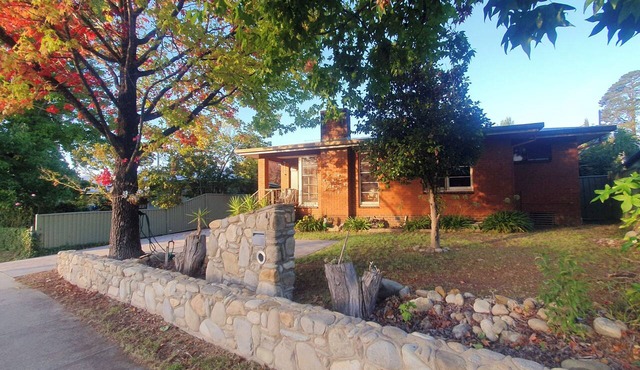 Cozy rustic cottage central to Mt Beauty.Stone fireplace,off street parking .