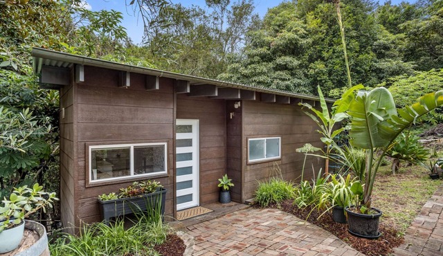Cute, private 2BR cottage ‘in the trees’, plus sofa bed, great location