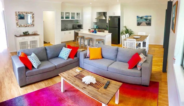 DELUXE 3 bed, 2.5 bath Escape! Spacious, wifi, central location walk everywhere!