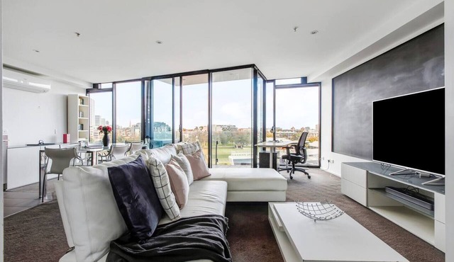 Digital Nomad Dreaming across from Albert Park