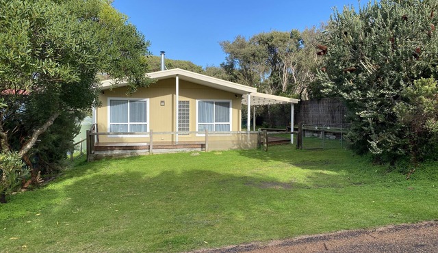 Dog friendly close to beach/shops, trampoline, hot outside shower, NBN Wifi