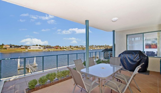 Dolphins 2 7 Commodore Crescent