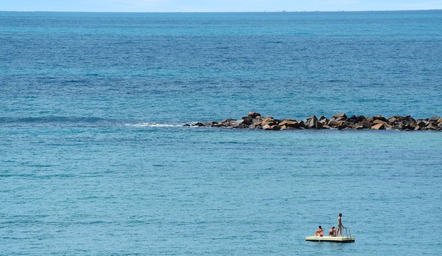 Dolphins Beachfront Apartment 4: Gateway to an Incredible Horseshoe Bay View