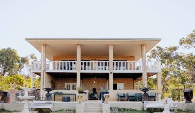 Eagle Bay Eyrie—Serene Bushland Retreat by the Sea