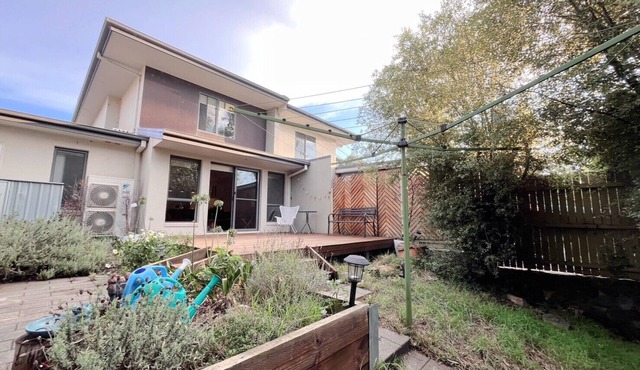 Easy Garden with Bush surrounding Living. Free 2 Parking