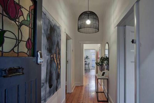 Eaton Cottage - Charming Hideaway Near Cafés & CBD