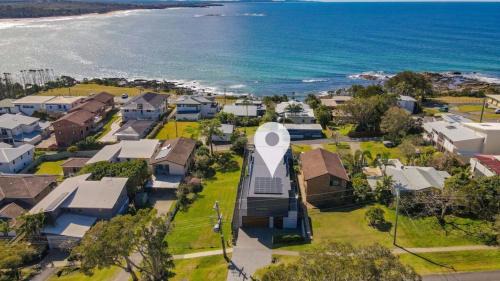 Echoes - Luxury Home Beach Views Walk to Cafes
