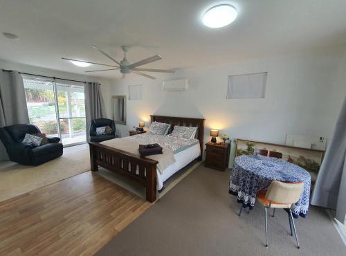 Eddies Beach Farm - King Bed - Room