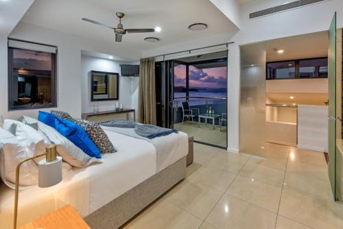 Edge 16 - Hamilton Island - Waterfront, Golf Buggy and Sea Views in Hamilton Island