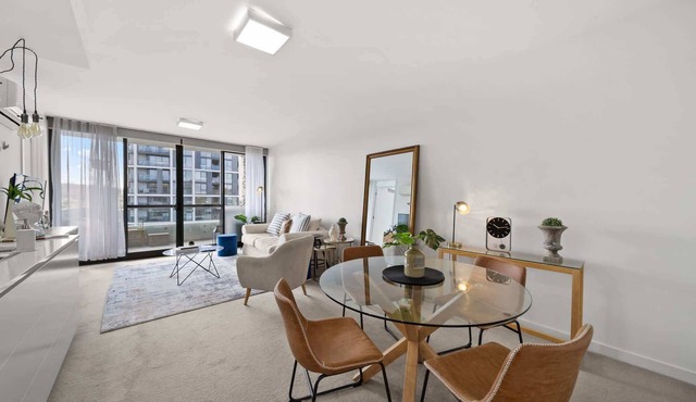 Elegant 2-Bed with Pool, Alfresco Dining & Balcony