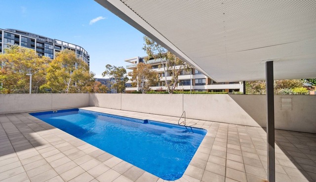 Elegant 2-Bed with Pool, Alfresco Dining & Balcony