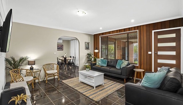 Emerald Hub 1 is one half of Emerald Hub, with its own entrance, kitchen, lounge room and bathroom