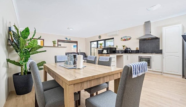 Entire Spacious 4 BR Home near Beach, Foreshore, City Centre- Fantastic Location
