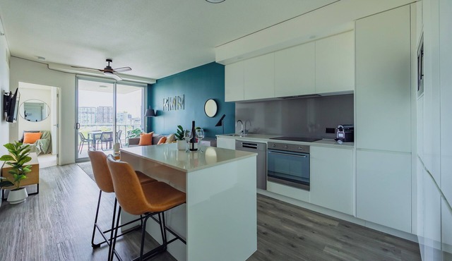 Exec Apt | Walk to RNA/King St + Pool/Gym/Parkng