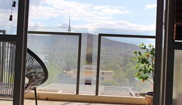 Executive 2 Bed, 2 Bath, 1 Car space apartment located on floor 6 won't disappoint