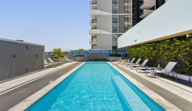 Executive 2-Bed with Stadium View, Great Amenities