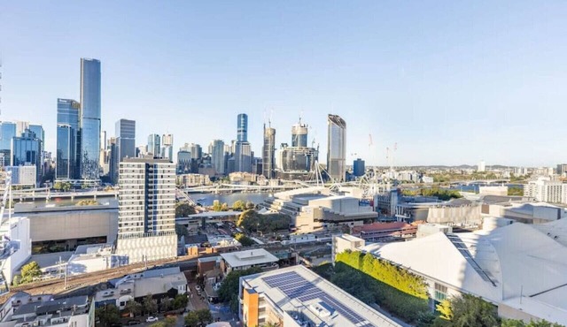 Explore BNE from our Cute 1-Bed Apartment