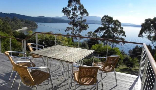 Exquisite Coastal Retreat: Waterfront Coningham Oasis near Bruny & Hobart