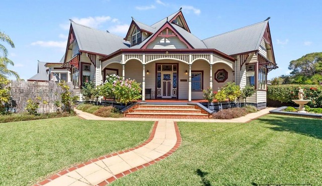 Federation home in town, close to lake & shops