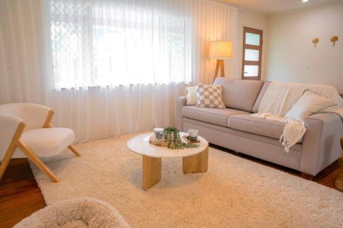 Four Palms, 8 min walk to Beach- Pet Friendly