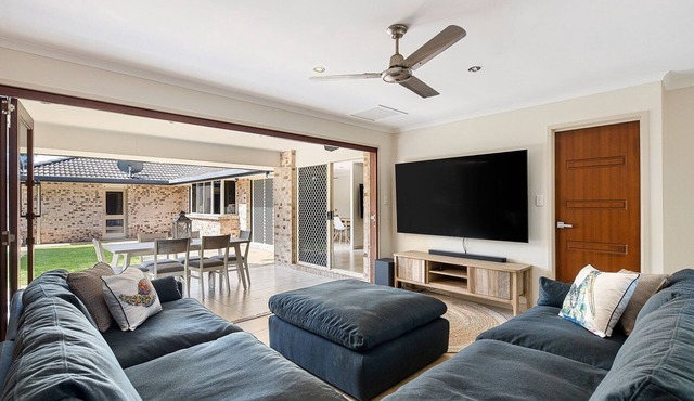 Fully Equipped Luxe Beach Retreat, Pool, Pet Friendly, 2 Living Areas & AirCon