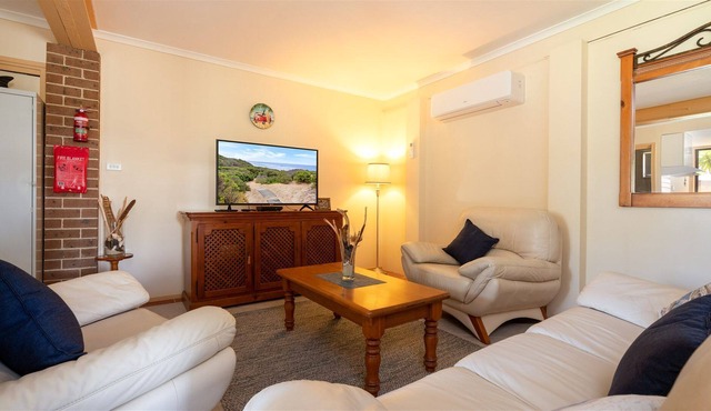 Fun and Sun - comfortable downstairs apartment with private yard