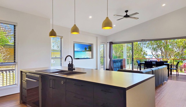 Games Room w Pool Table ~ Large Deck w BBQ + Secure Backyard ~ Air-Con ~ WiFi