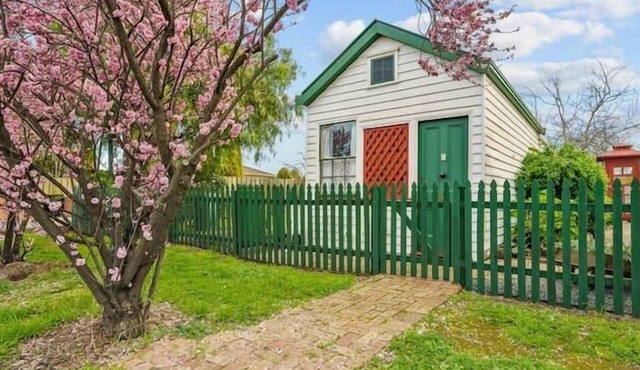 Garden Cottage Studio Double Bed Close to Airport