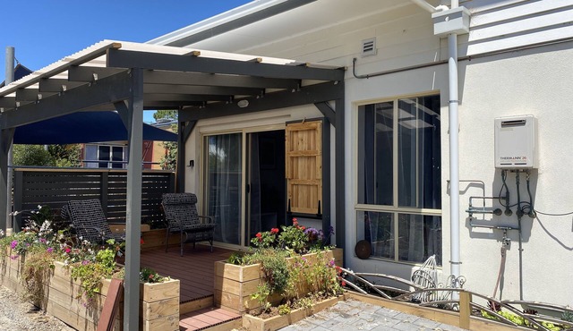 Gorgeous Tiny home/Loft conversion, large deck, sea views, BBQ, use of pool