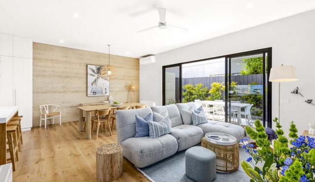 Grandview Luxe- Central Barwon Heads, Brand New, Sleeps 6, Aircon, Parking, WIFI, walk to beach and shops