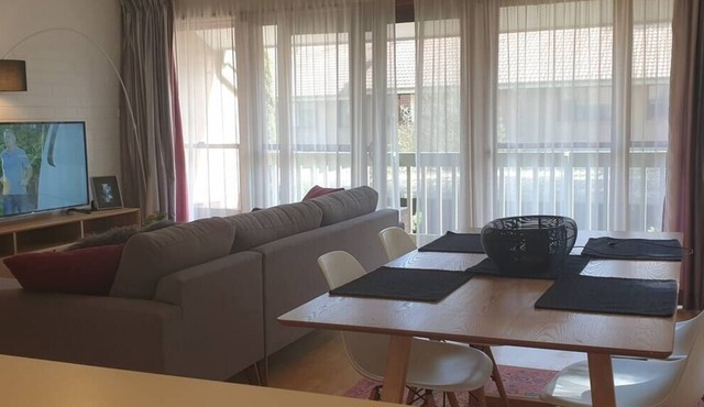 Great Location 2Bed 1Bath w/ Parking close to CBD