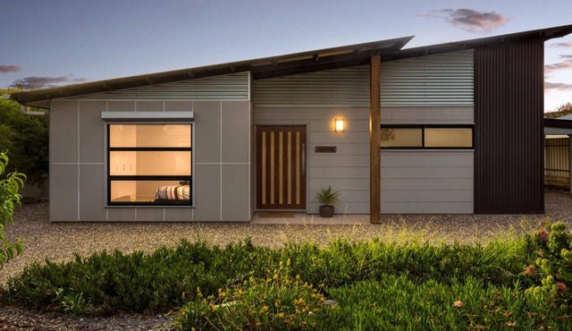 Great Ness Beach House - heated spa, linen included, modern single story home