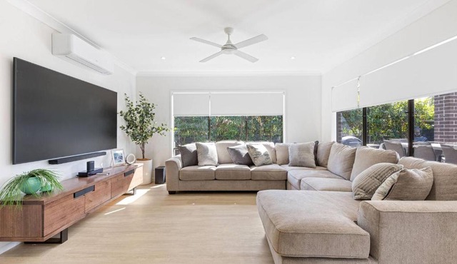 Hamptons Chic at Hervey Bay - Refined Family Getaway