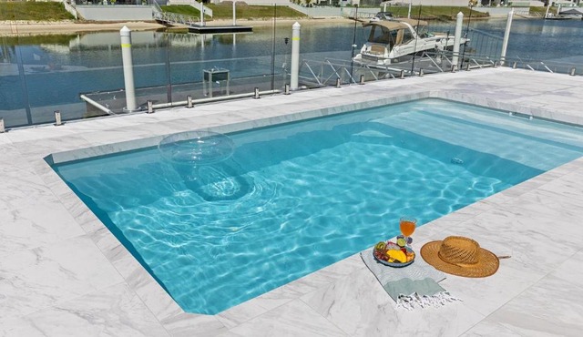 Hamptons House - Heated Pool and Private Pontoon - Holiday Yamba