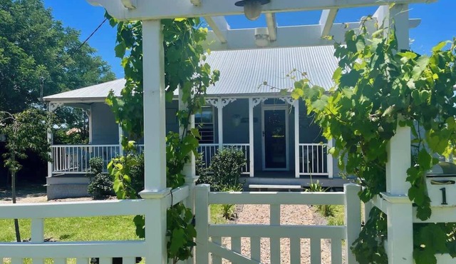 Heritage Cottage with Hot Tub & Two Bathrooms