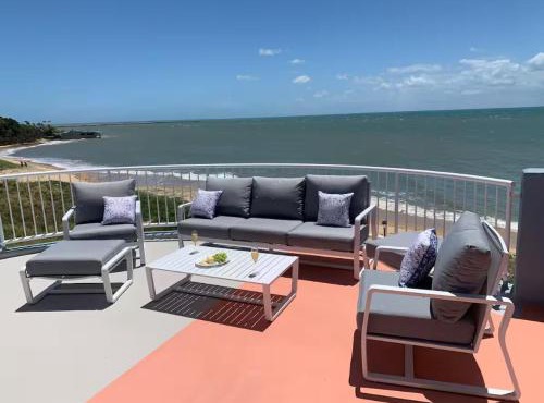 Hervey Bay Beachfront Apartment + Rooftop Terrace