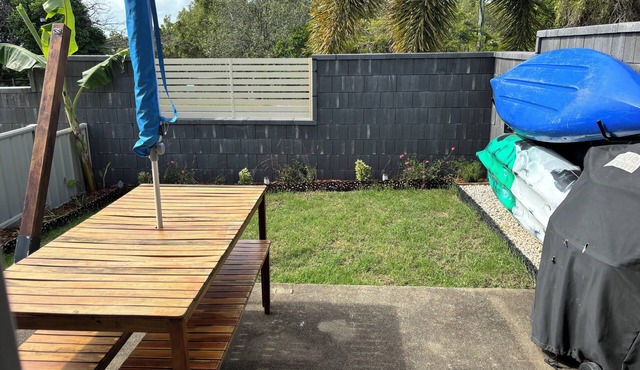 Hideaway Reef Cottage semi detached walking distance to beautiful beach.