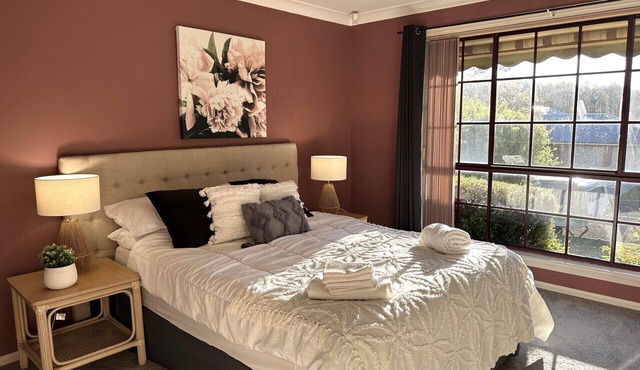High side Oasis - 4 bedroom home. Family and pet friendly! Sleeps 8+