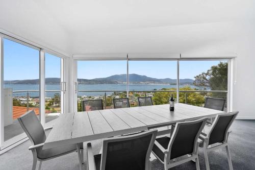 Hillside Hideaway Sleeps 10 Stunning Views