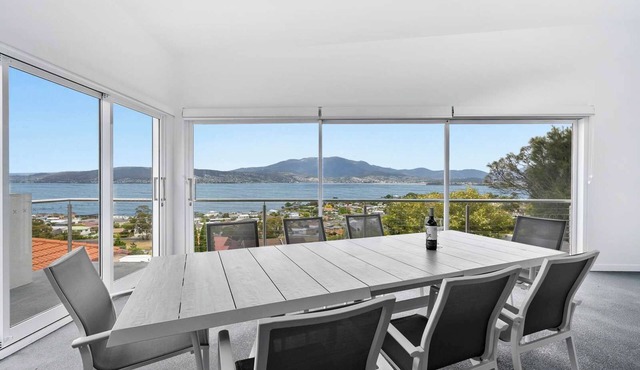 "Hillside Hideaway" Sleeps 10, Stunning Views