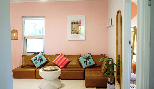 Hillside Hideaway: vibrant retreat surrounded by hiking trails - mins from city!
