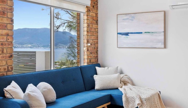 'Hillside Studio' self-contained with City Views