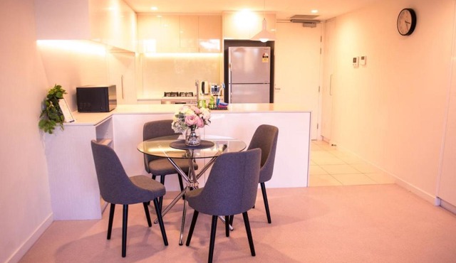 Homely Modern Apt between the Lake and City - Hosted by CanStay