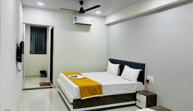 HOTEL HUNTER in Bardoli