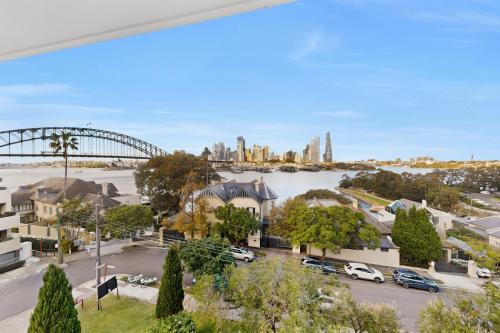 Iconic Harbour Bridge & Opera House Views