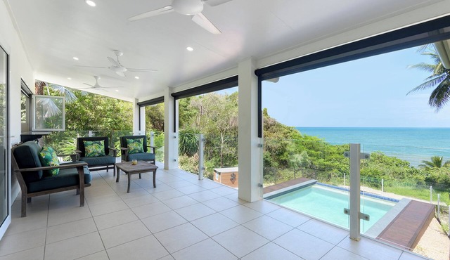 Incredible Beachfront home, 10 min to Port Douglas